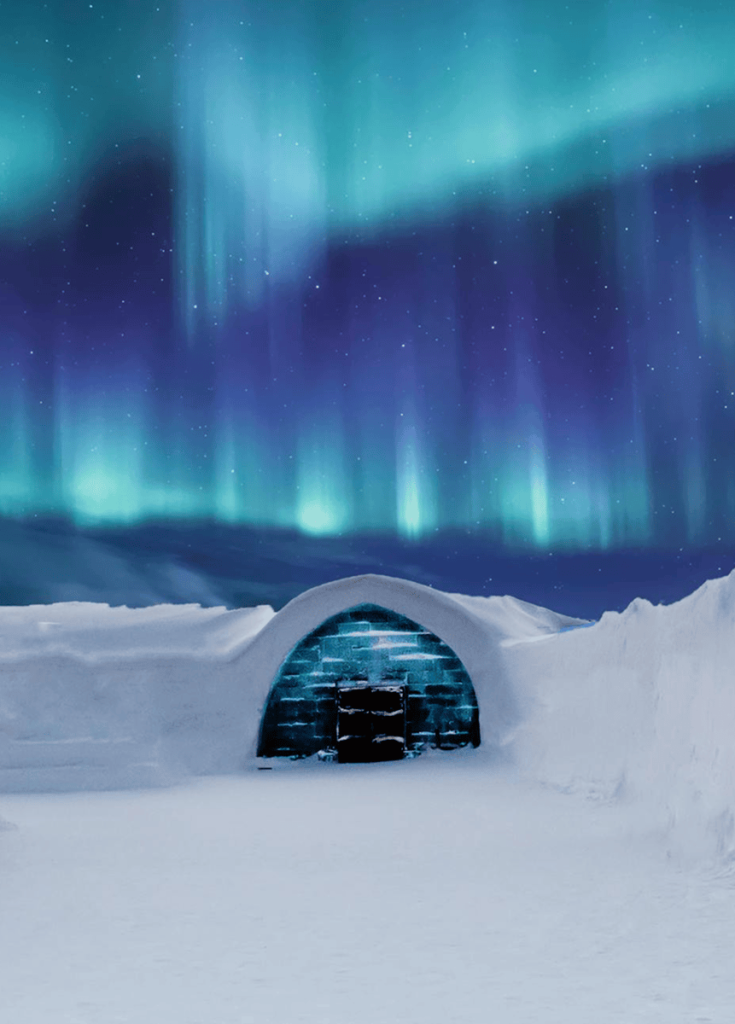 Un igloo observé lors d'un trek aux îles lofoten pendant une nuit d'aurores boréales en Norvège.