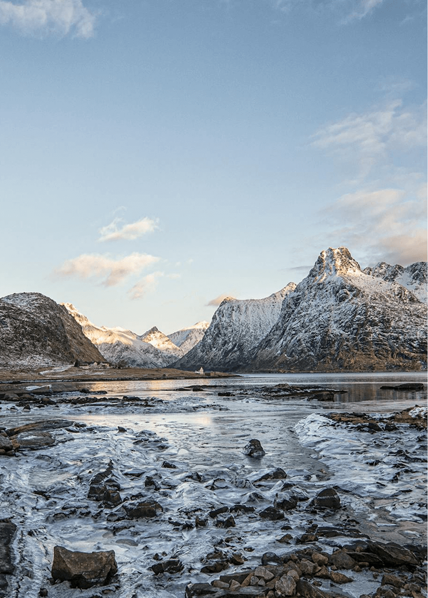 Les montagnes blanches des îles lofoten à l'aube d'un trek au levé du soleil.