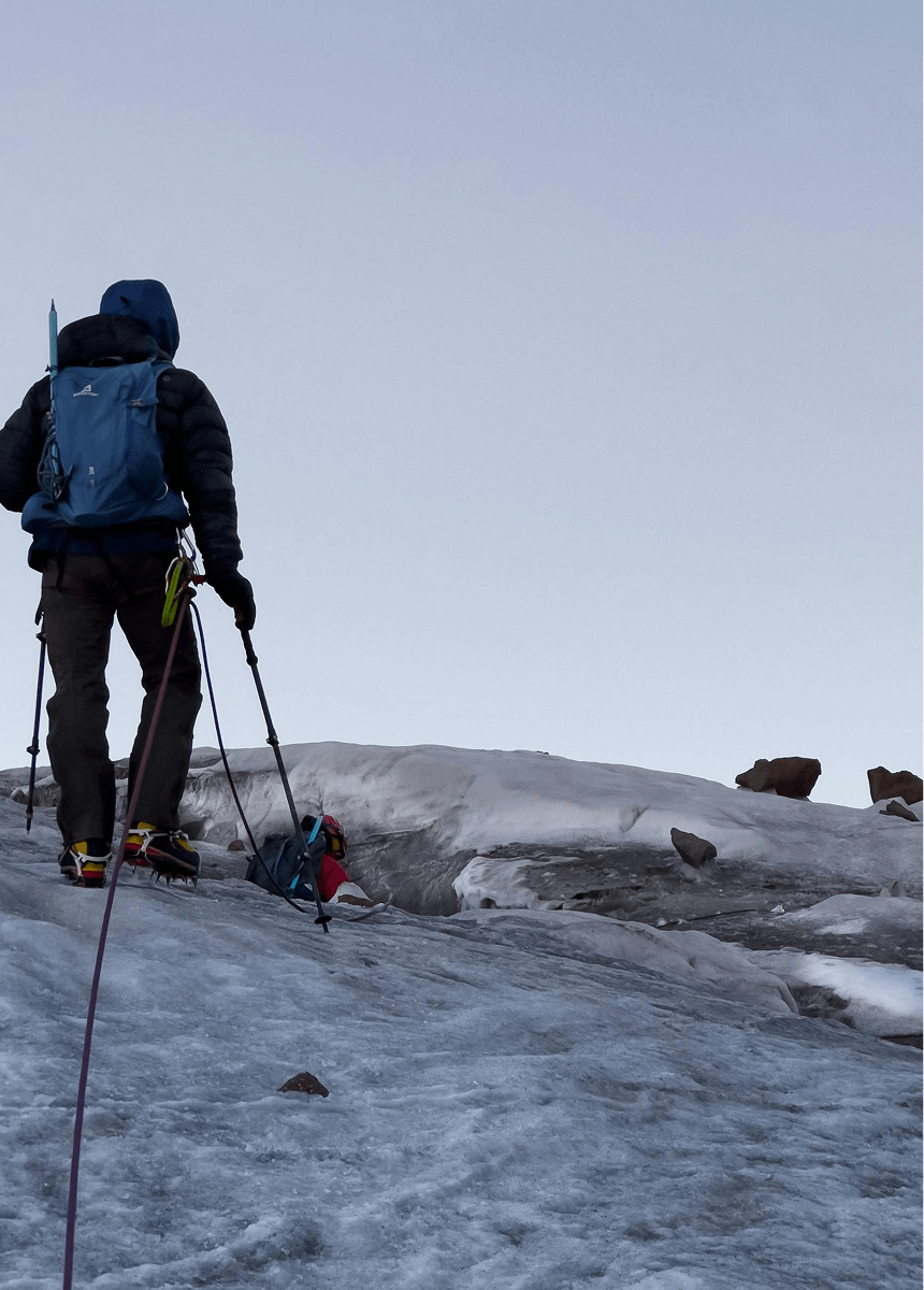 Un homme de dos en haut d'une montagne lors d'un trek en Norvège aux îles lofoten.